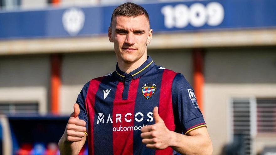 Nikola Maras posa con la elástica del Levante UD en su cesión al club valenciano