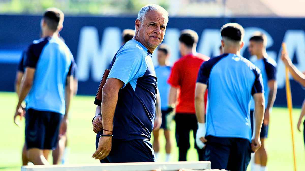 Sergio Pellicer dirigiendo una sesión de entrenamiento del Málaga CF