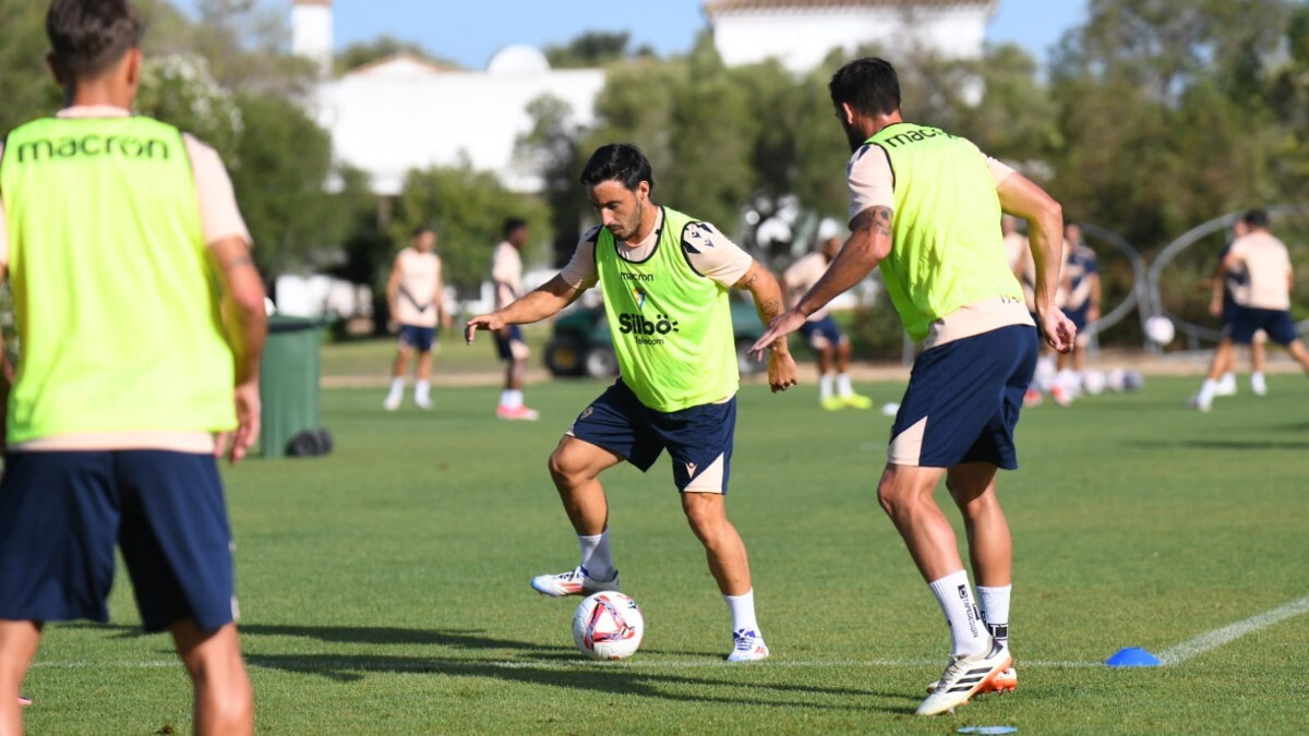 Iza Carcelén durante un entrenamiento del Cádiz CF en la pretemporada | CCF