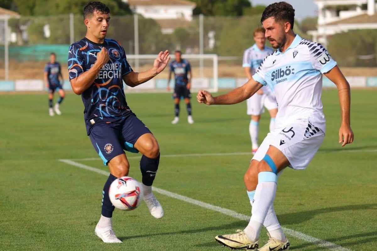 Víctor Chust durante el amistoso de pretemporada entre el Cádiz CF y el Blackpool