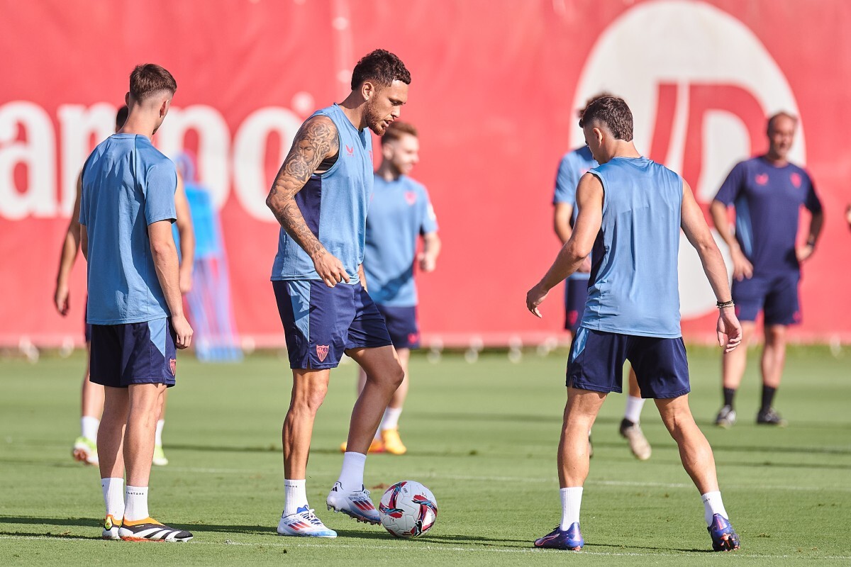 Adrià Pedrosa y Lucas Ocampos en el entrenamiento del Sevilla FC | Salvador López Medina para El MIRA