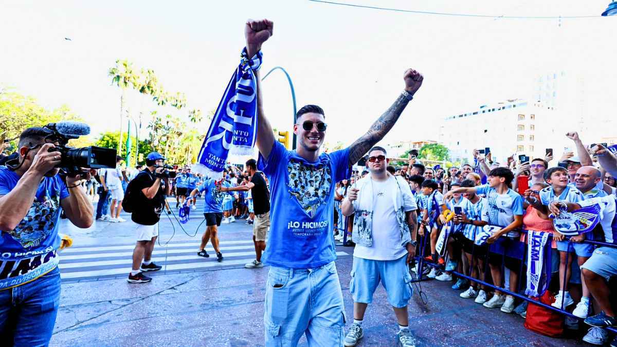 Roberto Fernández celebrando el ascenso del Málaga CF