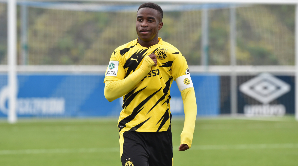 Youssoufa Moukoko celebra un gol con la elástica del Borussia Dortmund en sus categorías inferiores