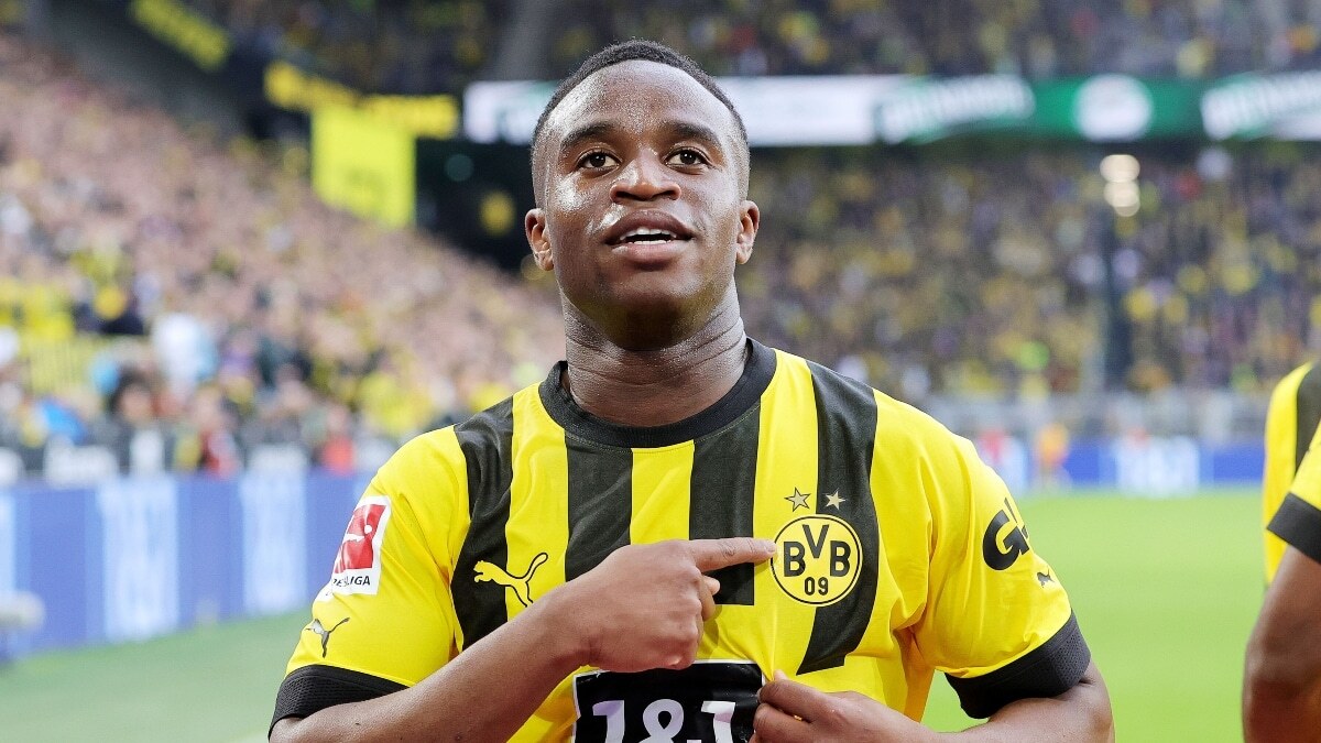 Youssoufa Moukoko celebra un gol anotado con la elástica del primer equipo del Borussia Dortmund