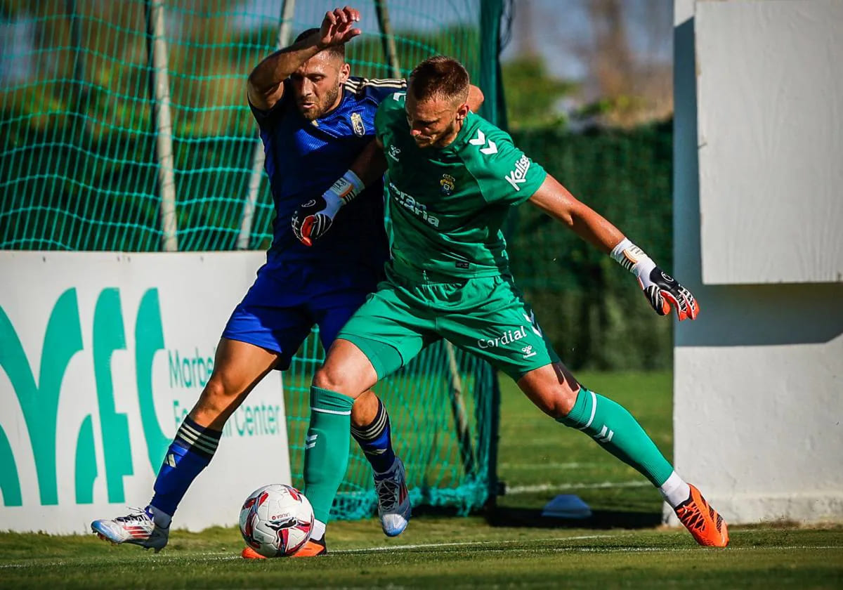 Shon Weissman presiona al portero de la UD Las Palmas en uno de los amistosos del Granada CF