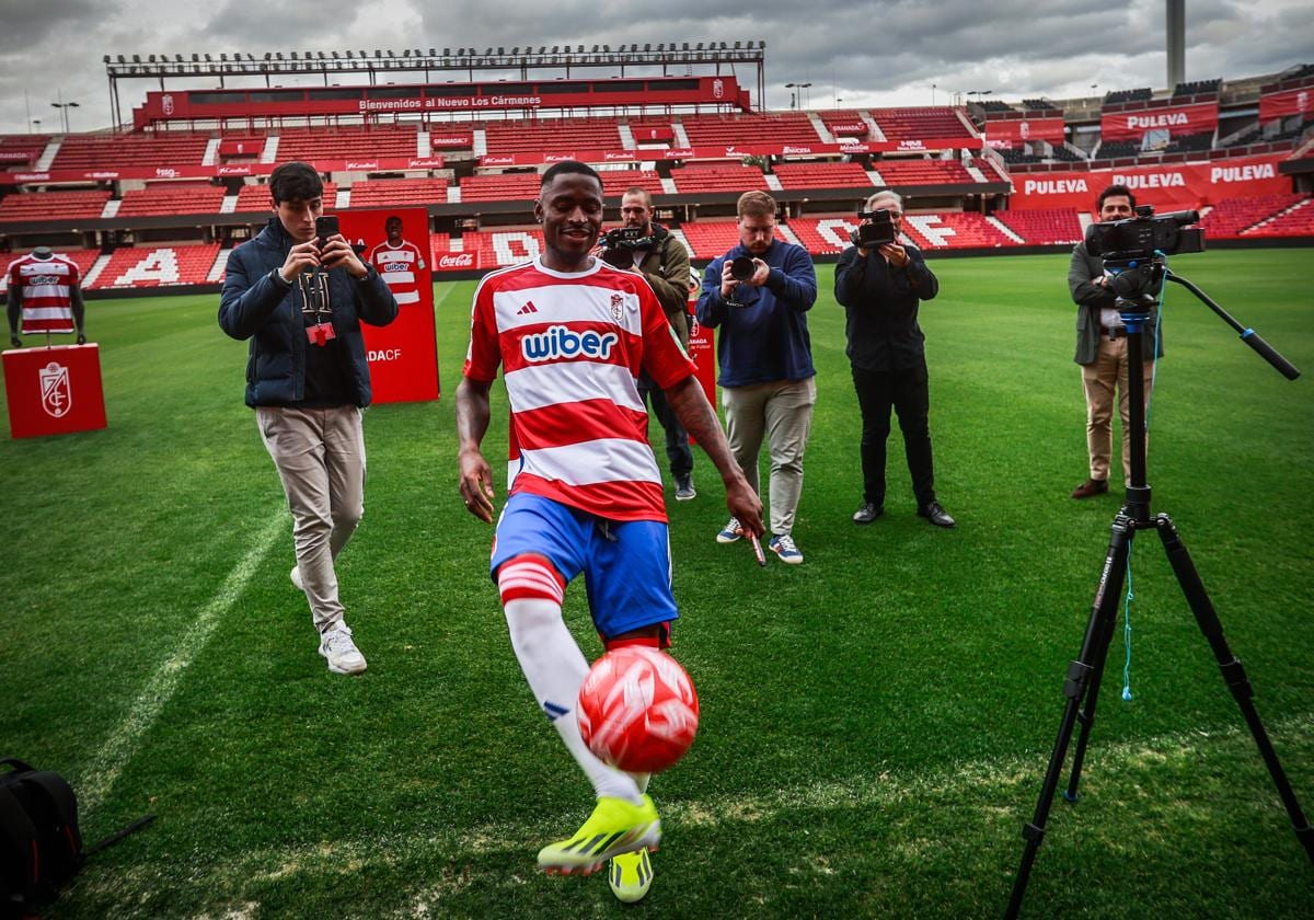Martin Hongla durante su presentación con el Granada CF
