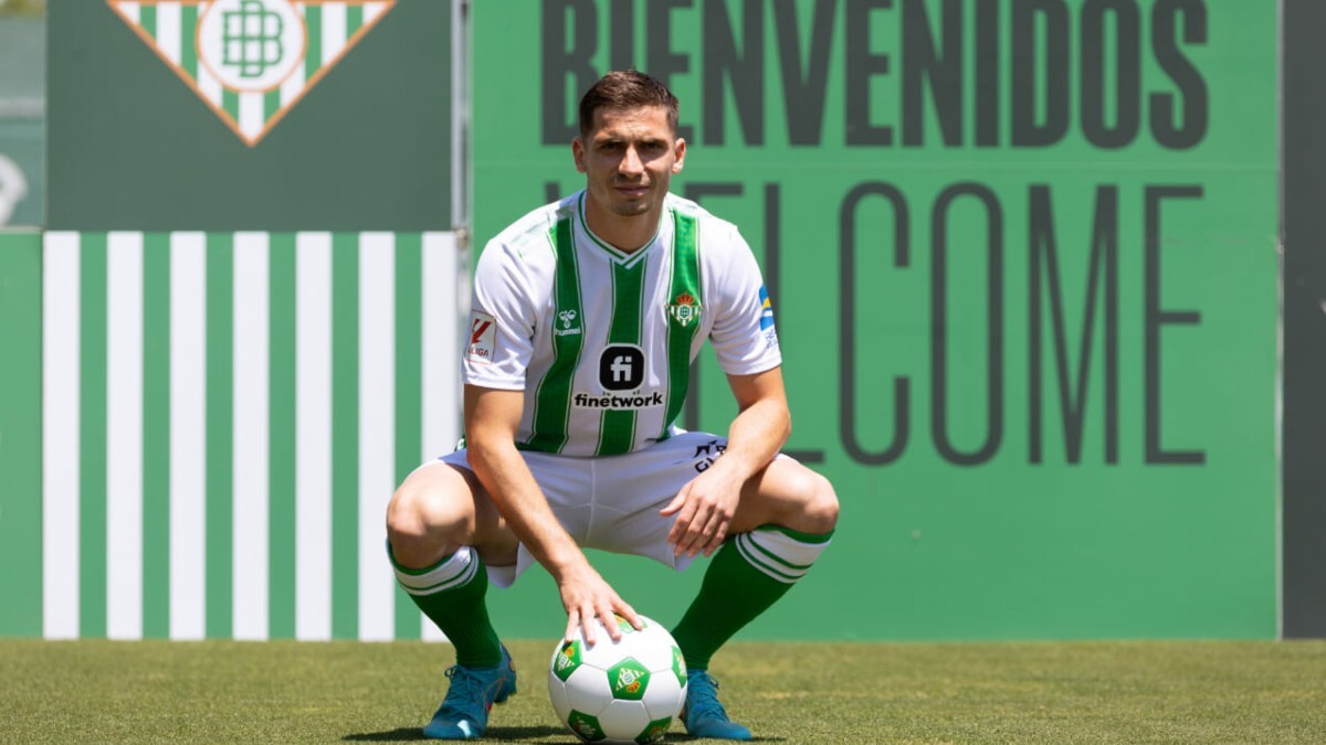 Romain Perraud en su presentación con el Real Betis