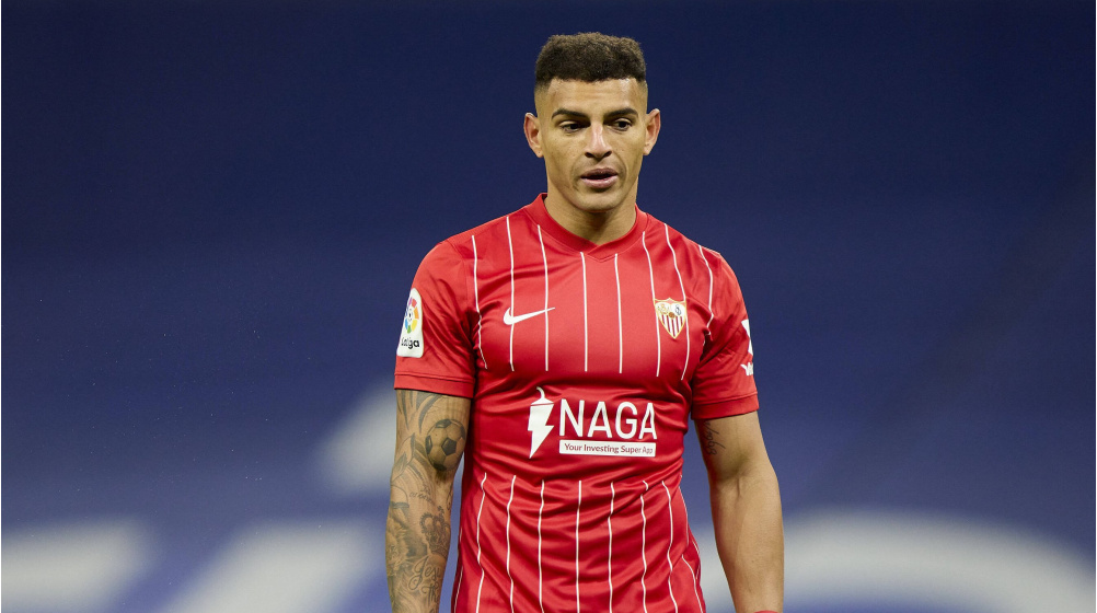 Diego Carlos, central del Aston Villa que ha desatado todo tipo de rumores por su posible vuelta al Sevilla FC