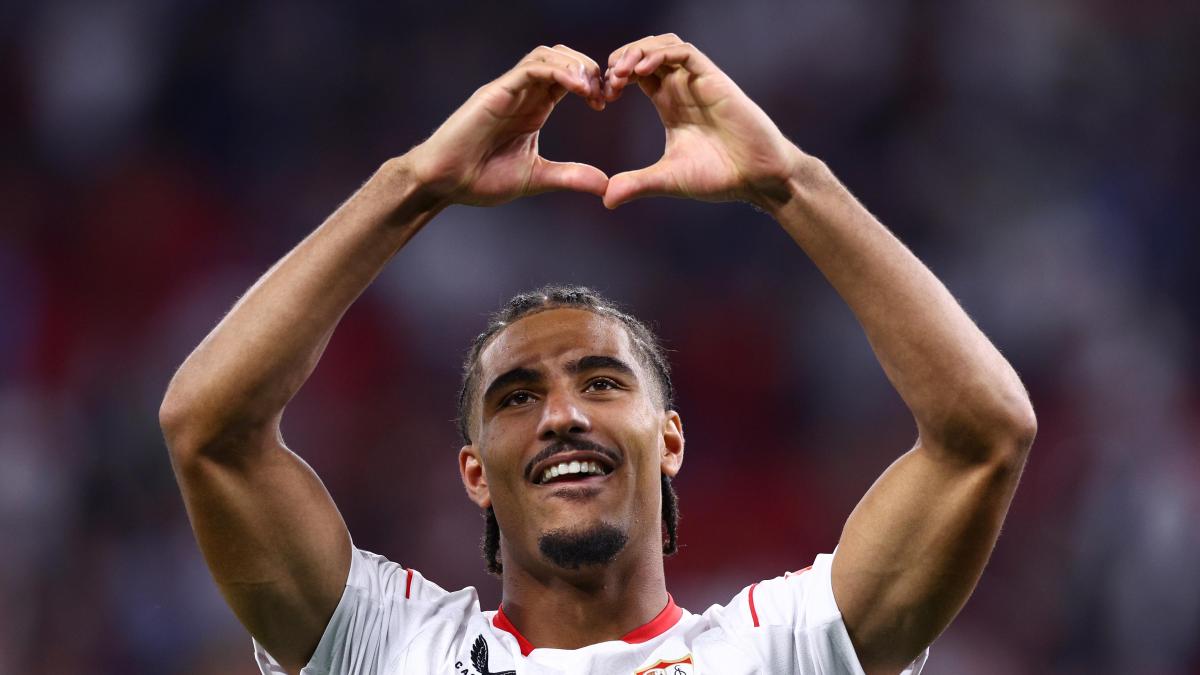 Loïc Badé celebra un gol con la camiseta del Sevilla FC
