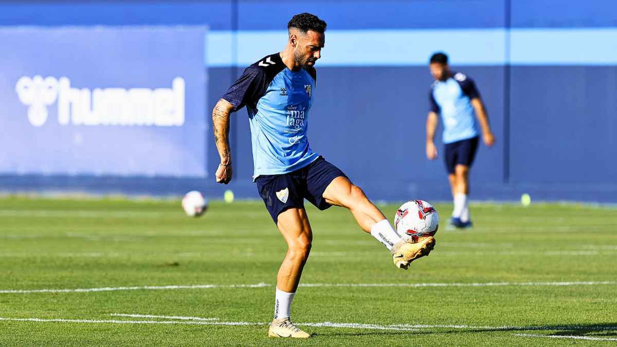 Víctor García durante un entrenamiento con el Málaga CF