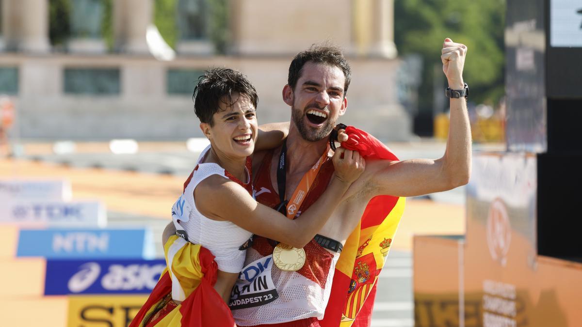 María Pérez y Álvaro Martín tras ganar el oro olímpico en París