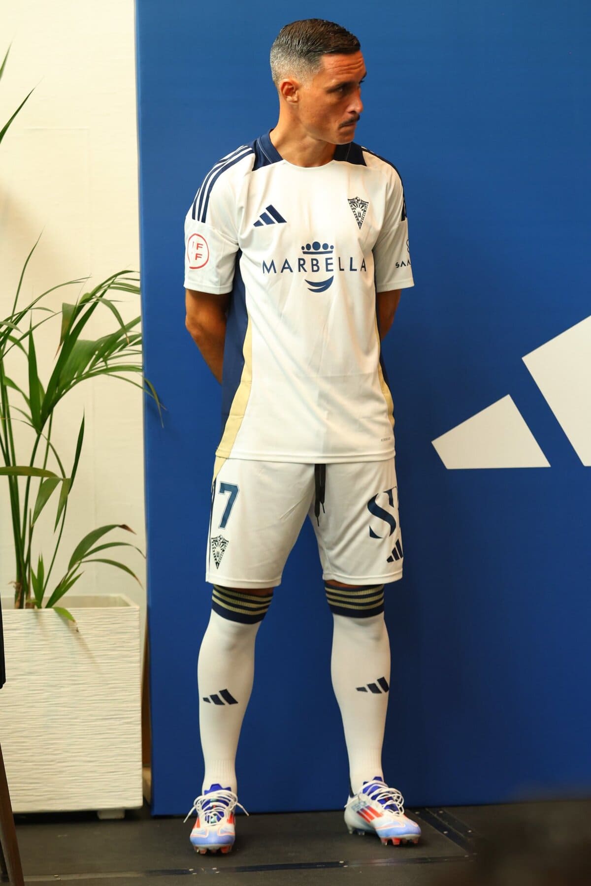 José Callejón en la presentación de las nuevas equipaciones del Marbella FC