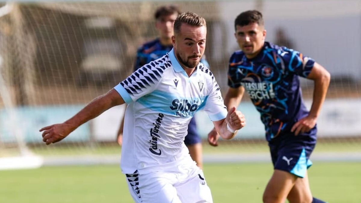 Javi Ontiveros durante un partido de pretemporada con el Cádiz CF