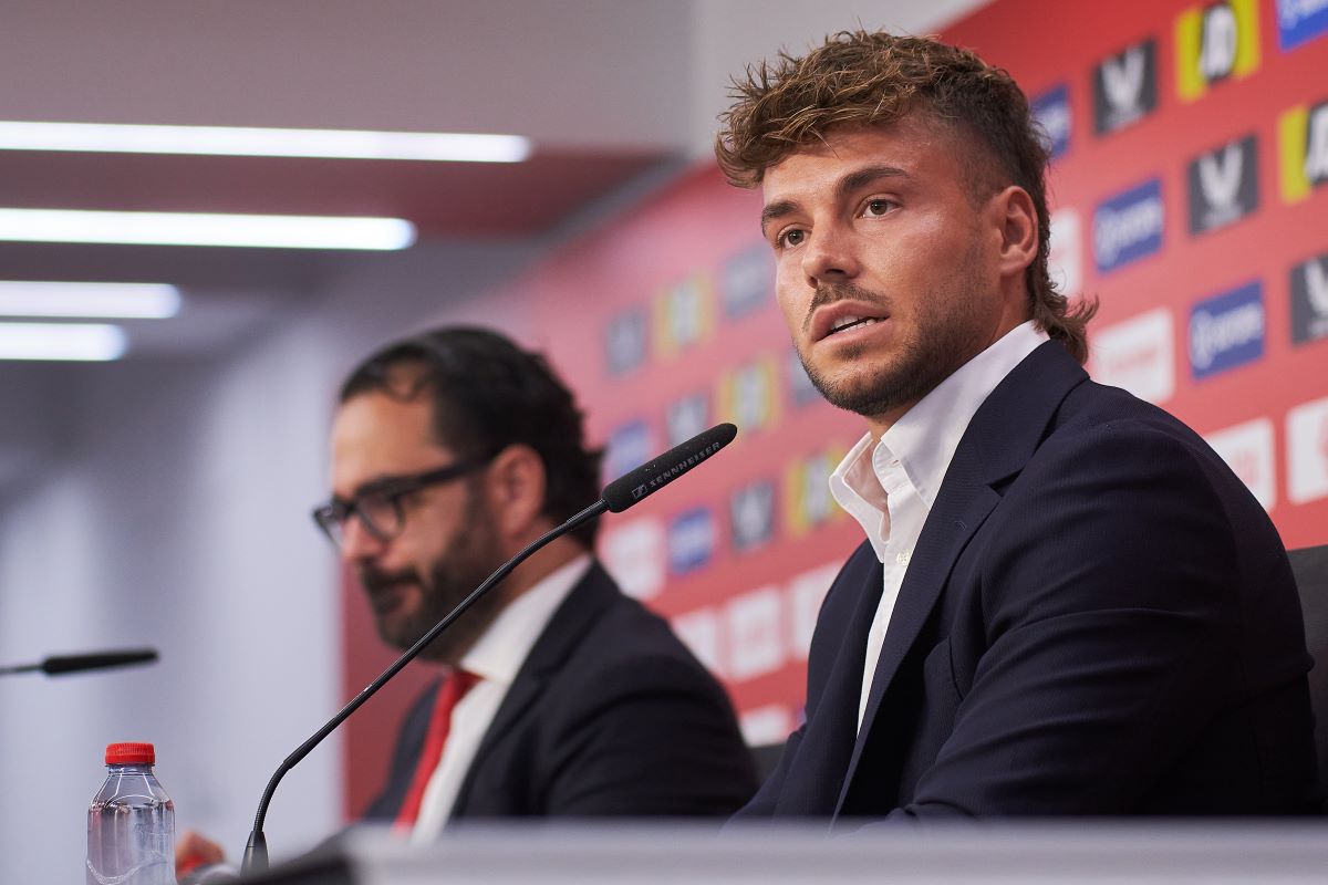 Álvaro Fernández en su presentación con el Sevilla FC | Salvador López Medina para El MIRA