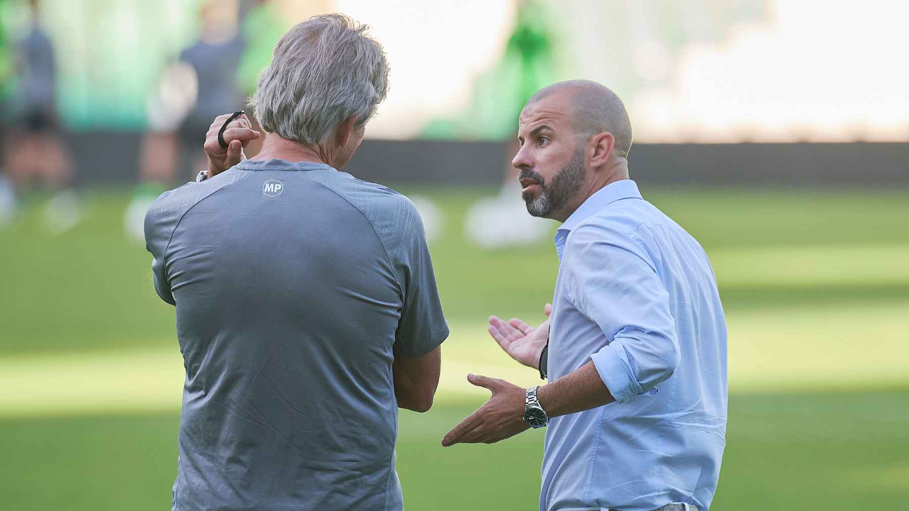 Manuel Pellegrini y Manu Fajardo en el entrenamiento del Real Betis | Salvador López Medina para El MIRA