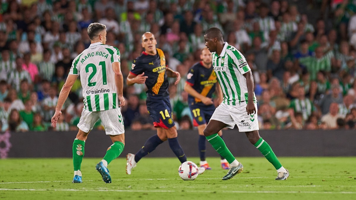 Marc Roca y William Carvalho en el Real Betis - Girona FC | Salvador López Medina para El MIRA