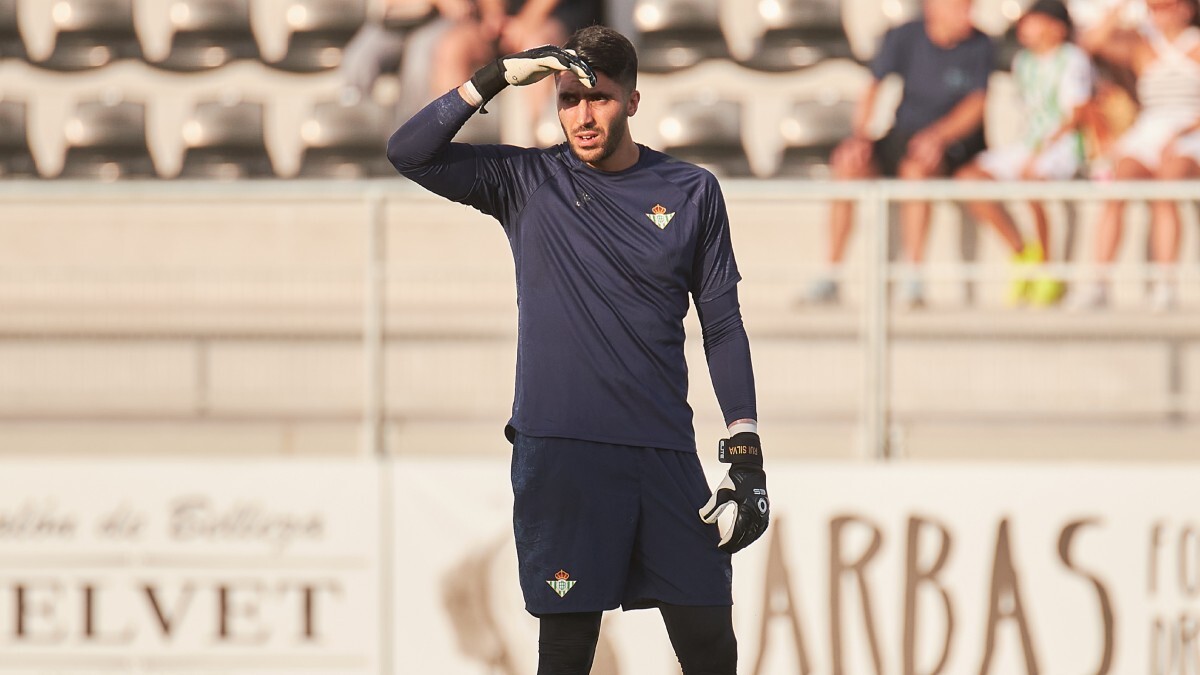 Rui Silva en el calentamiento previo al amistoso entre el Real Betis y el Cádiz CF | Salvador López Medina para El MIRA