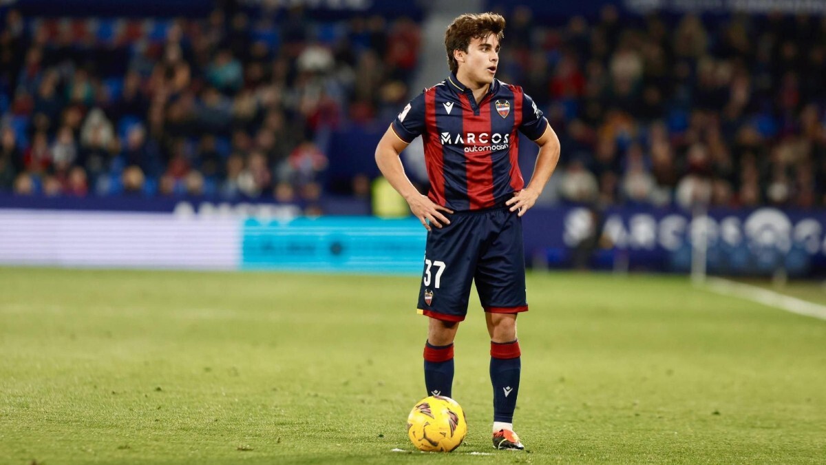 Carlos Álvarez durante un partido del Levante UD en la temporada 23/24