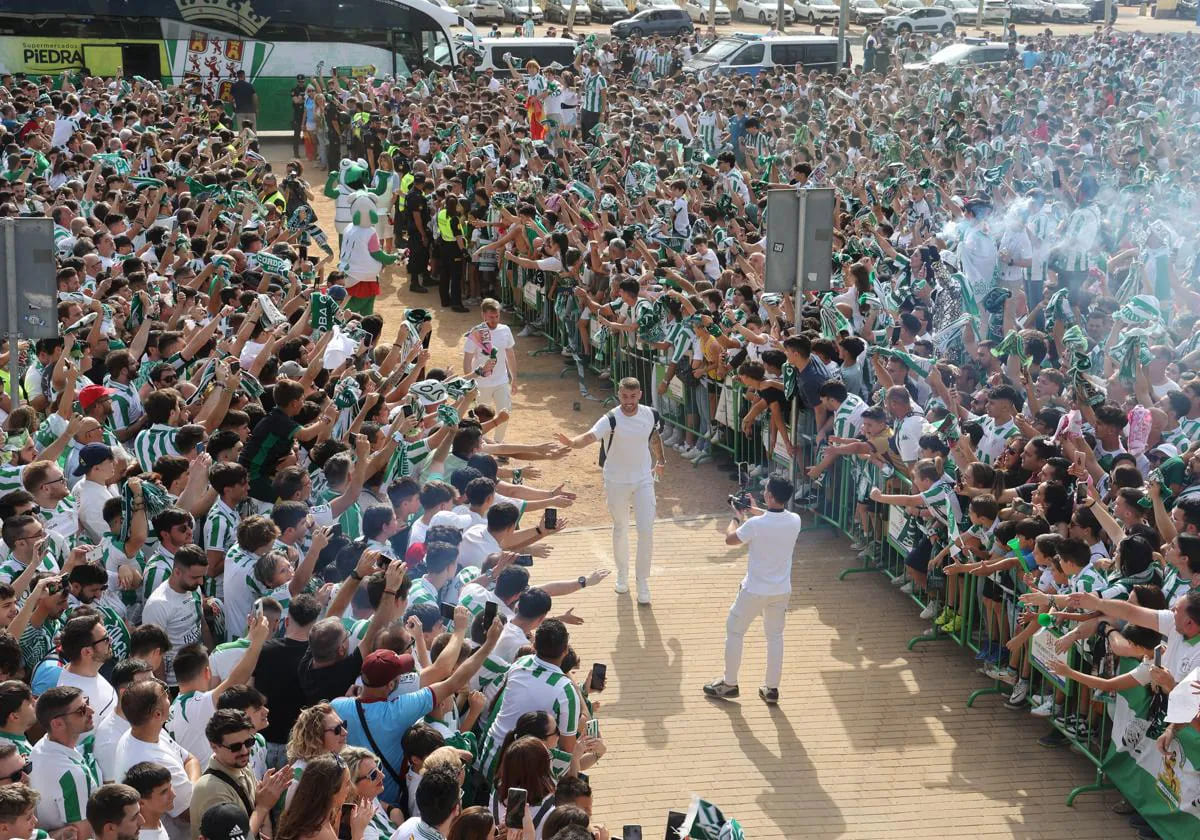 Los aficionados del Córdoba CF reciben al equipo en los playoffs de ascenso a Segunda División
