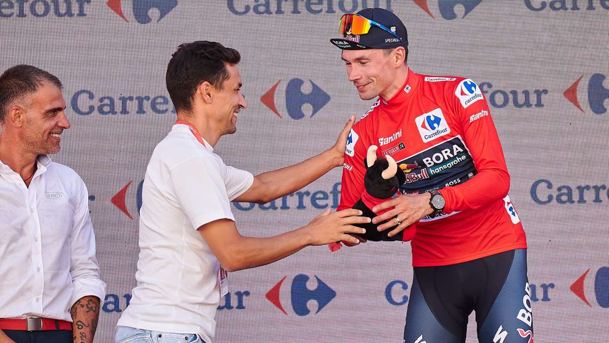 Jesús Navas saluda al ciclista Primoz Roglic, líder de La Vuelta | Salvador López Medina para El MIRA