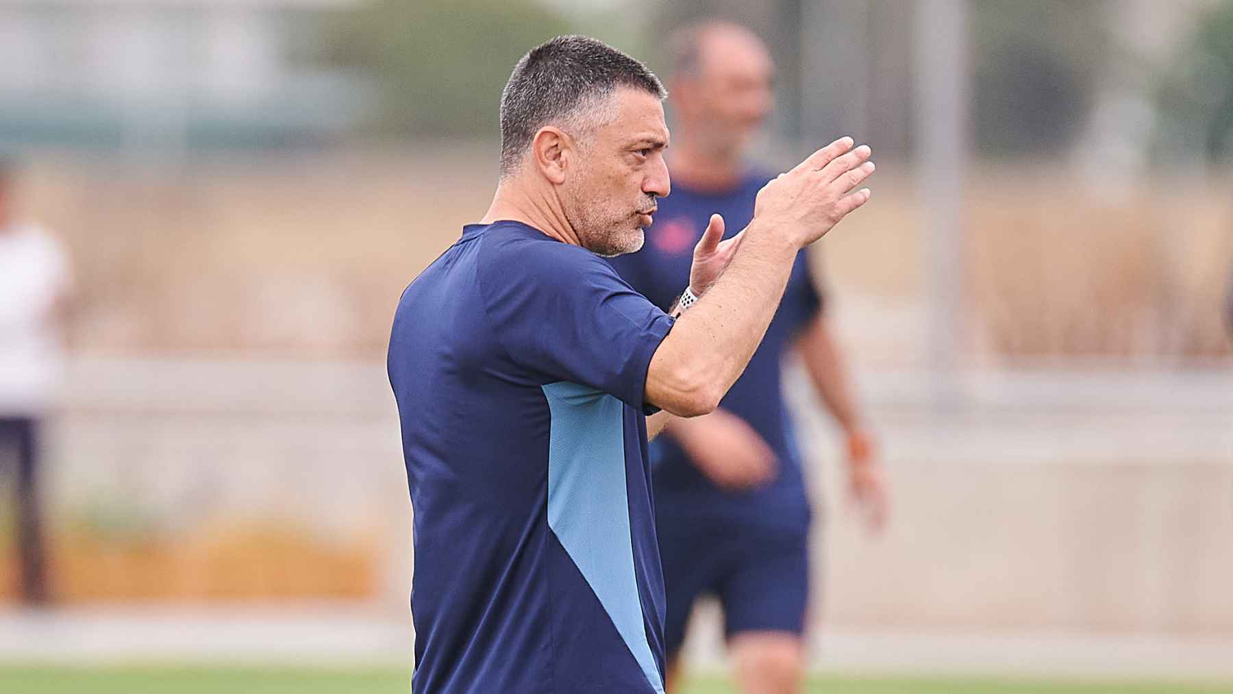 García Pimienta en el entrenamiento del Sevilla FC antes de recibir al Villarreal | Salvador López Medina para El MIRA