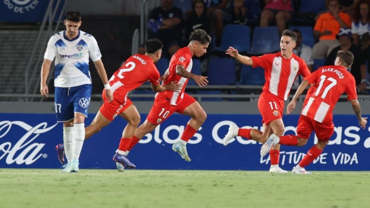 Los jugadores de la UD Almería celebran el gol anotado por Nico Melamed ante el CD Tenerife