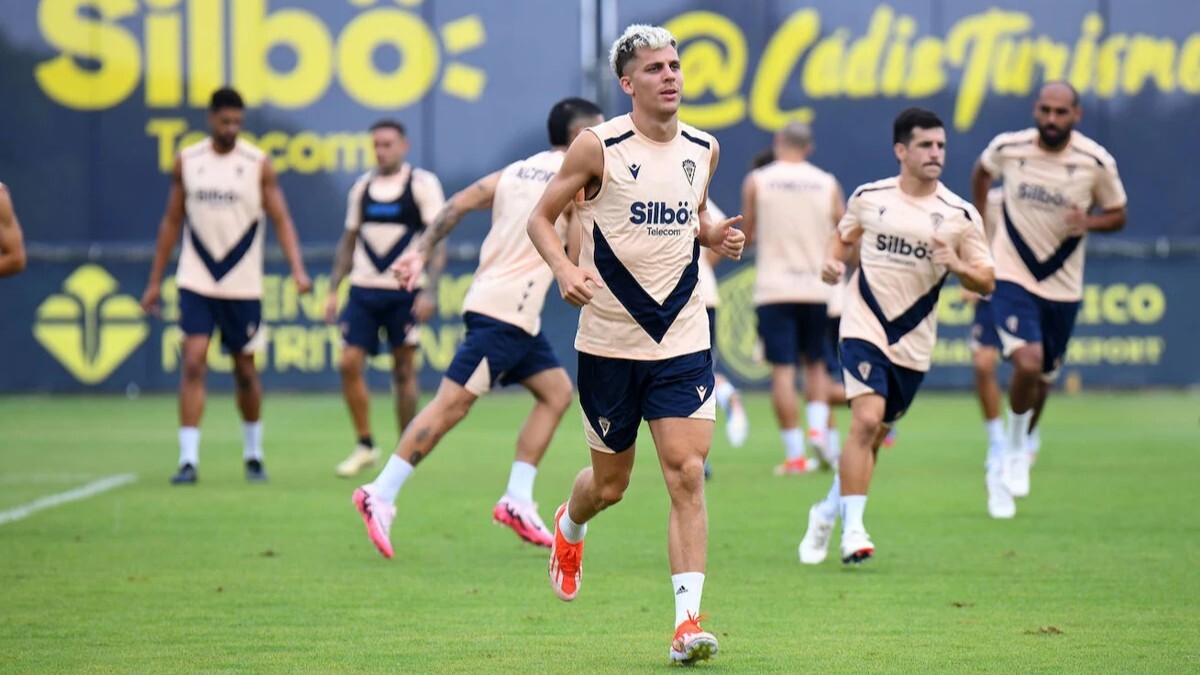 Iván Alejo durante un entrenamiento del Cádiz CF en la temporada 24/25