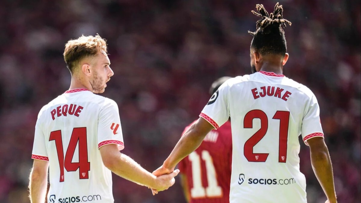 Peque Fernández y Chidera Ejuke durante el amistoso de pretemporada entre el Sevilla FC y el Liverpool
