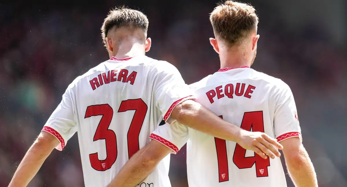 Peque Fernández y Rivera durante un partido del Sevilla FC