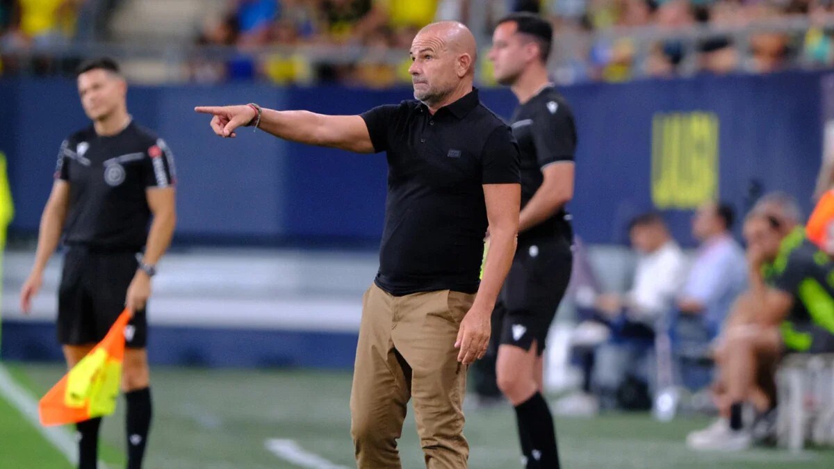 Paco López durante un partido del Cádiz CF en el Nuevo Mirandilla