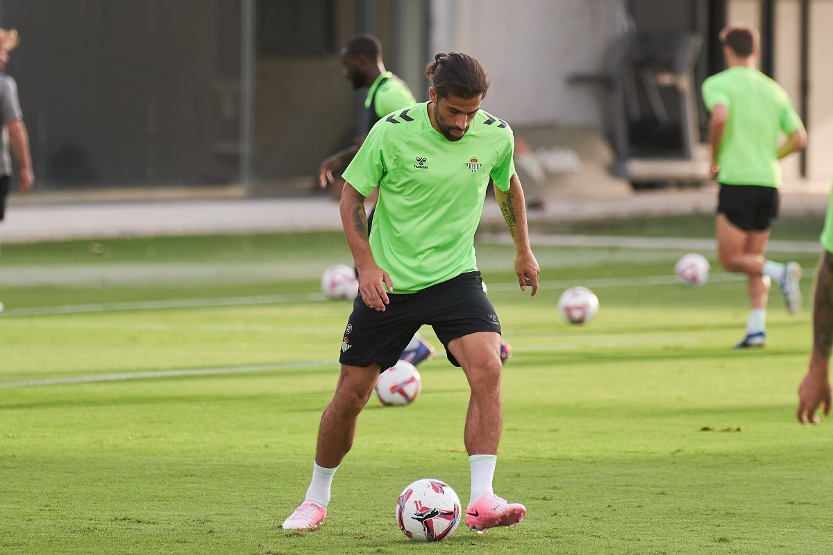 Ricardo Rodríguez en el entrenamiento del Real Betis | Salvador López Medina para El MIRA