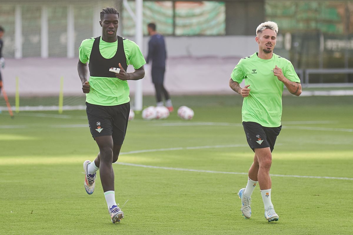 Rodri y Assane Diao en el entrenamiento del Real Betis | Salvador López Medina para El MIRA
