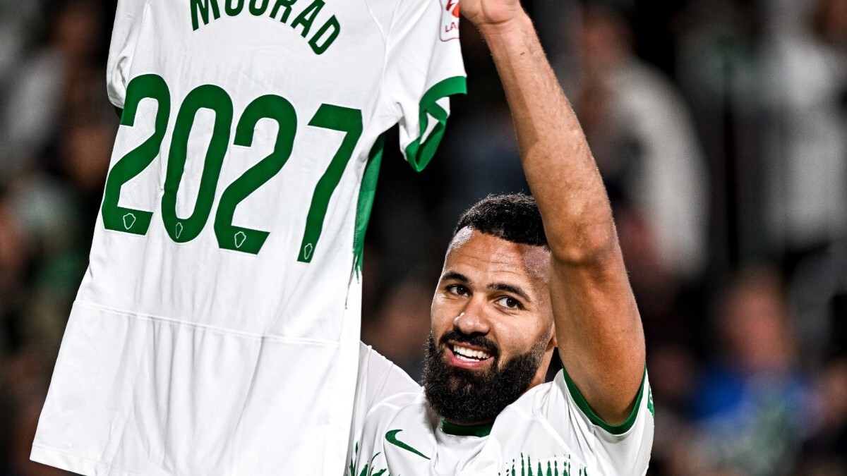 Mourad El Ghezouani muestra una camiseta del Elche CF tras su renovación hasta 2027