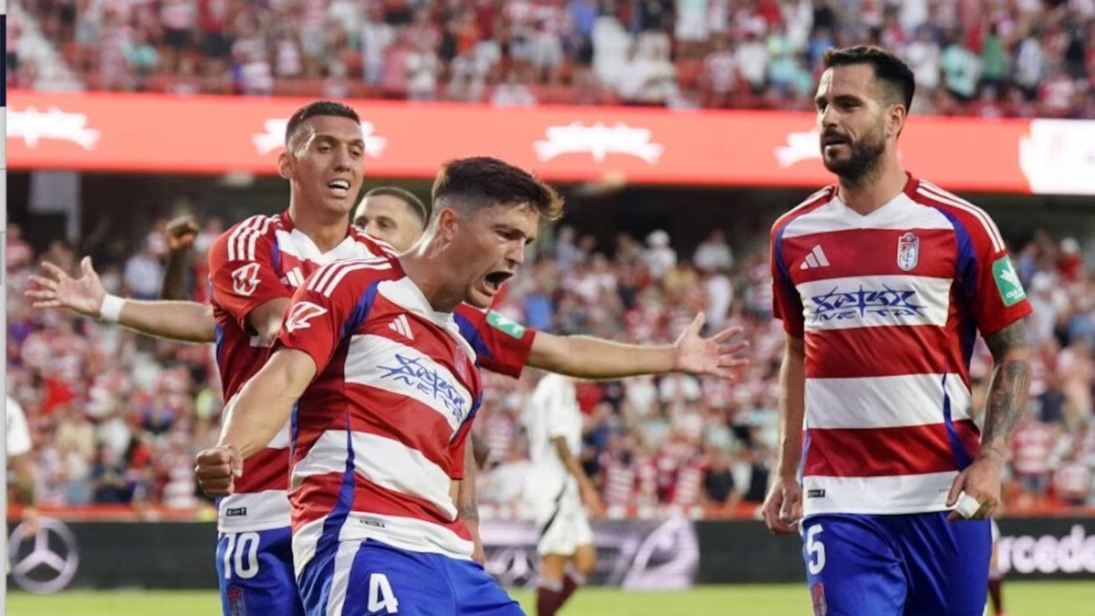 Miguel Rubio celebra el gol del Granada CF ante el Albacete Balompié