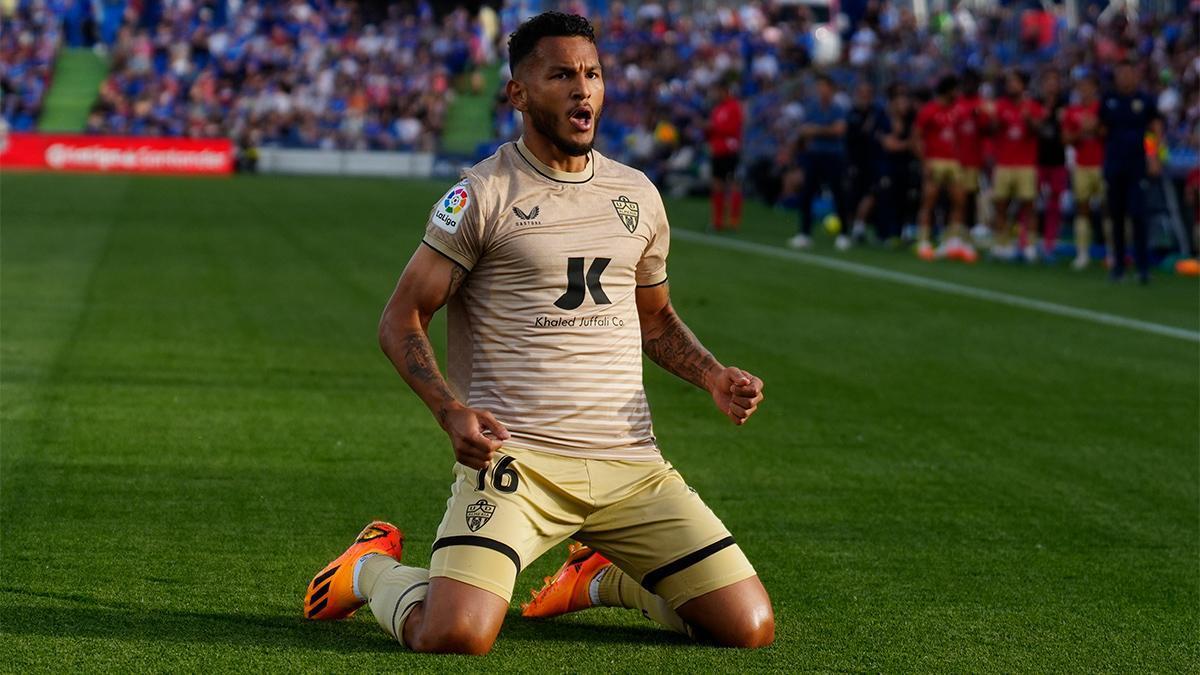 Luis Suárez celebra un gol anotado con la elástica de la UD Almería