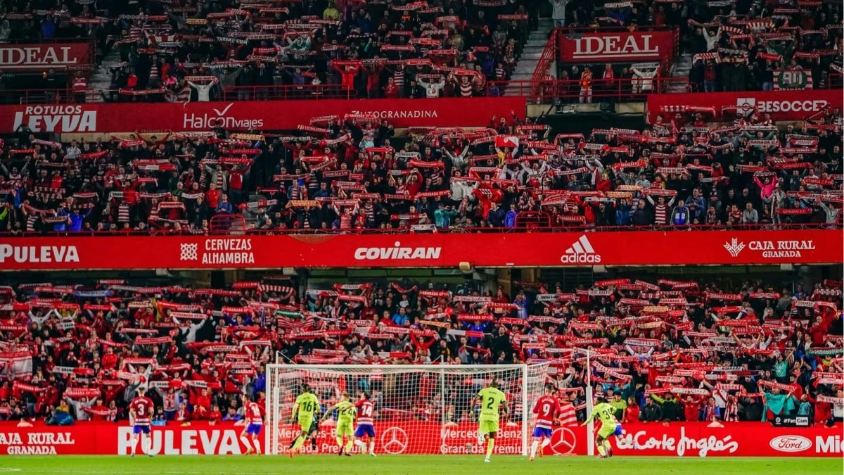 La afición del Granada CF en el Estadio Nuevo Los Cármenes