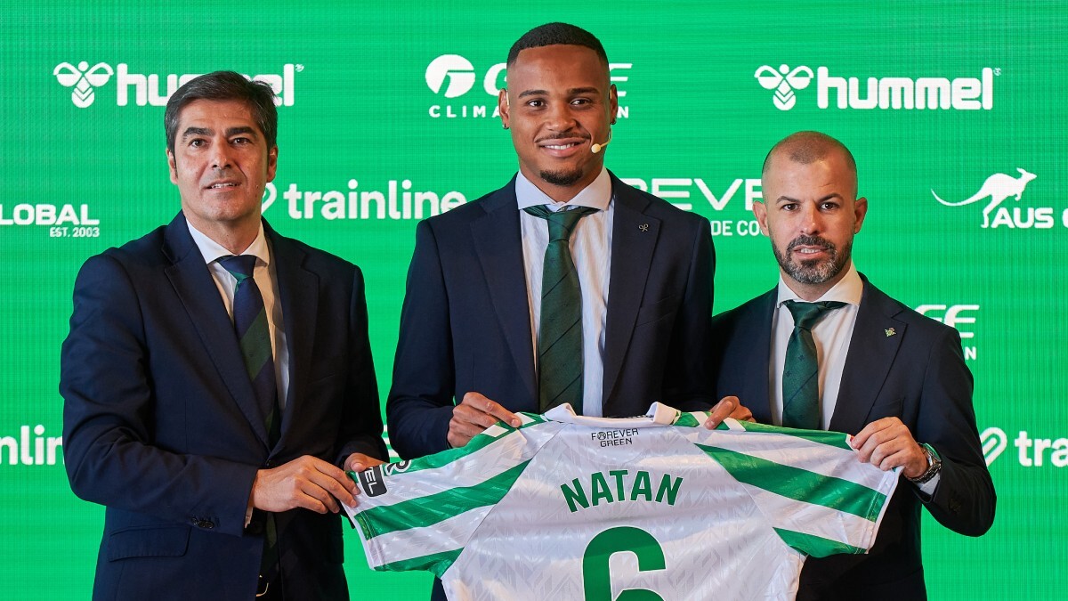 Natan posa junto a Ángel Haro y Manu Fajardo en su presentación en el Real Betis | Salvador López Medina para El MIRA