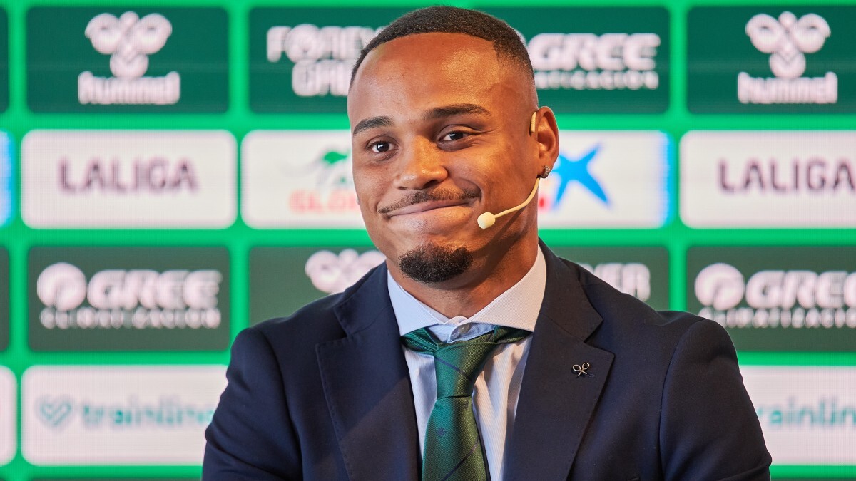 Natan sonríe en su presentación con el Real Betis | Salvador López Medina para El MIRA