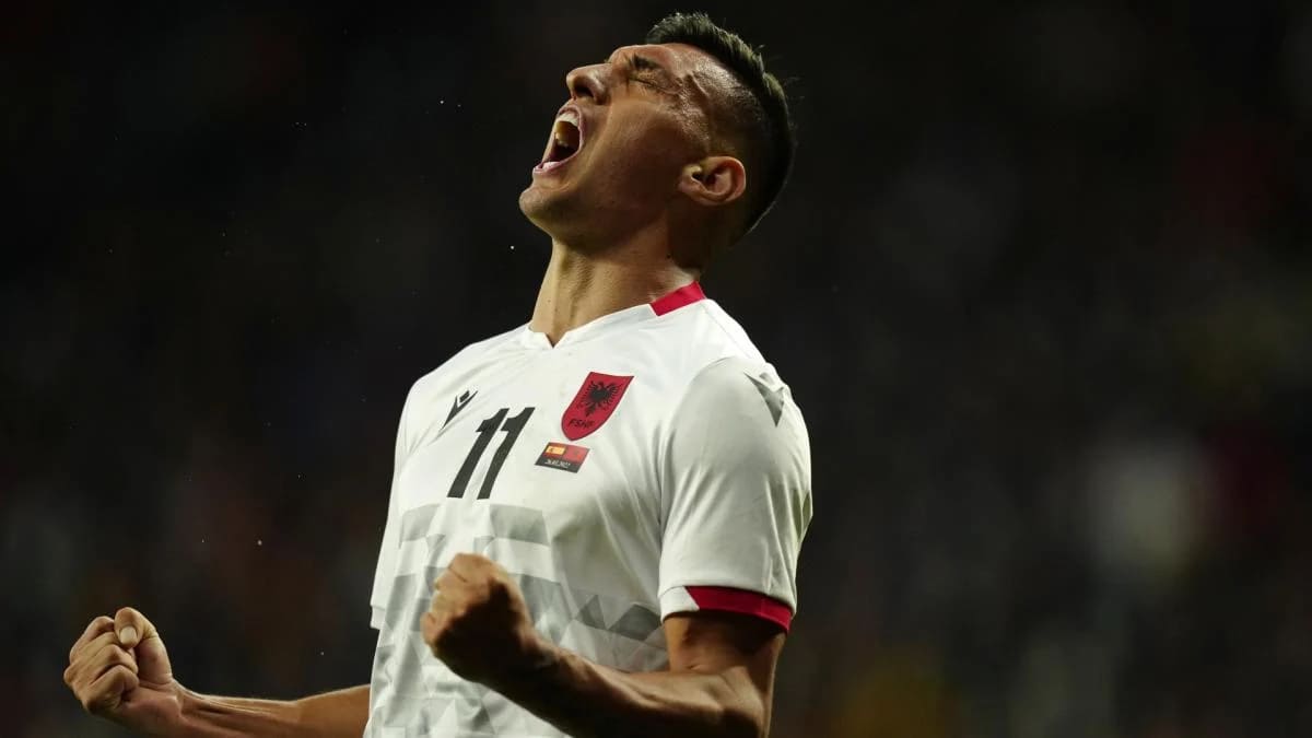 Myrto Uzuni, delantero del Granada CF, celebra un gol anotado con la selección de Albania