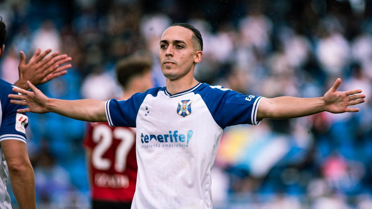 Luismi Cruz celebra un gol anotado con el CD Tenerife en el curso 23/24