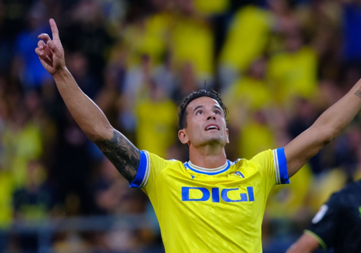 Luis Hernández celebra un gol anotado con el Cádiz CF