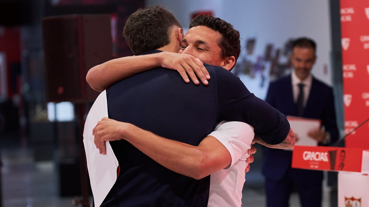 Lucas Ocampos, junto a Jesús Navas, en su despedida del Sevilla FC | Salvador López Medina para El MIRA