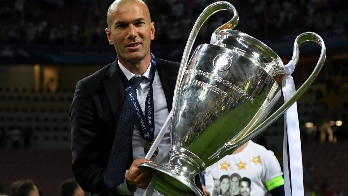 Zinedine Zidane posa con una de las Champions Leagues conseguida como entrenador del Real Madrid