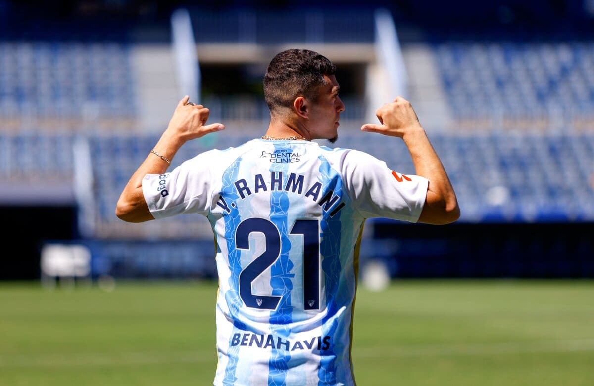 Yanis Rahmani posando en su vuelta como jugador del Málaga CF