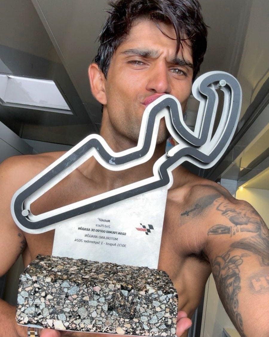 Jorge Martín posando con el trofeo del Gran Premio de Aragón | Twitter: @88jorgemartin