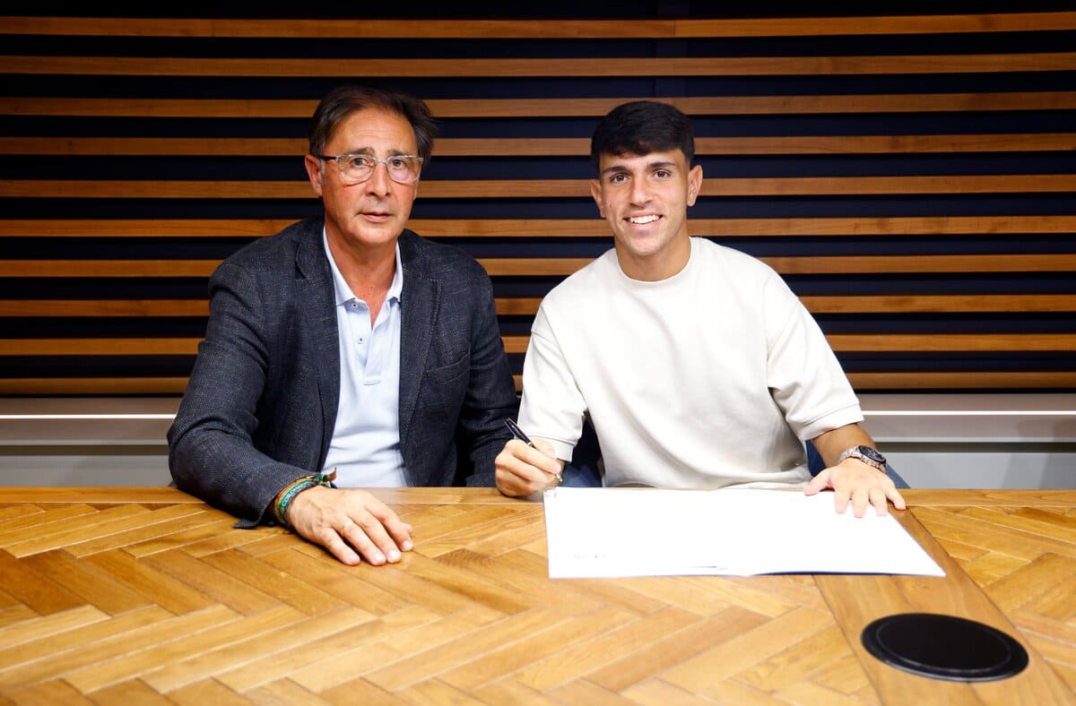 Izan Merino, jugador del Málaga CF, junto a Loren Juarros