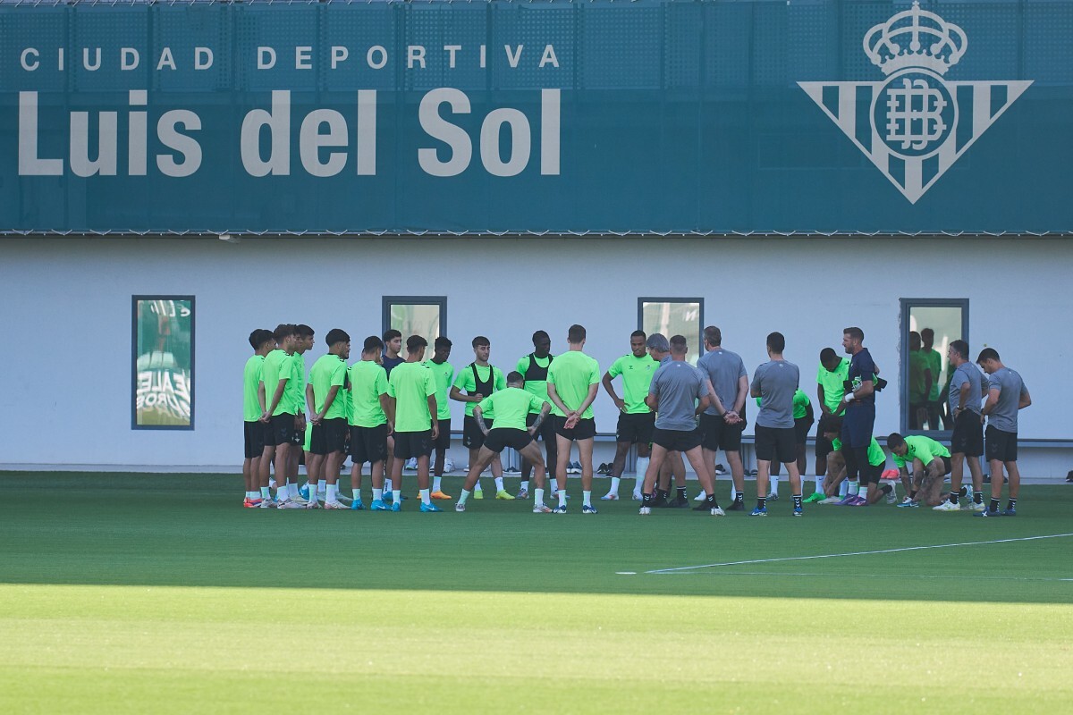 Los jugadores del Real Betis se entrenan a las órdenes de Manuel Pellegrini | Salvador López Medina para El MIRA