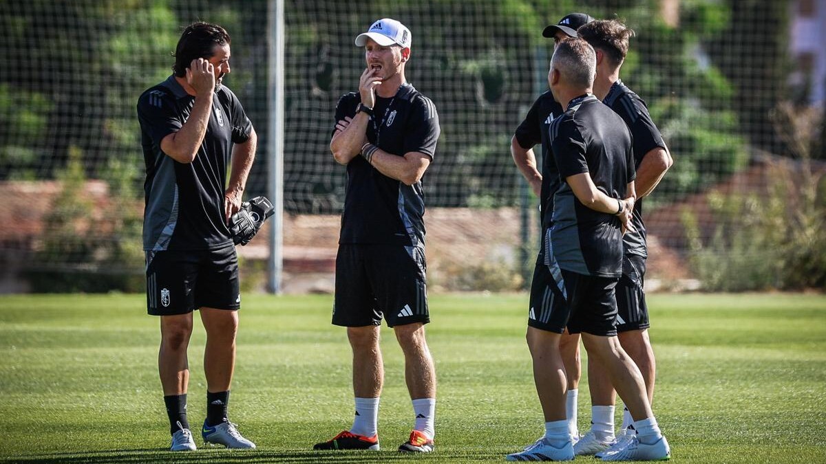 Guille Abascal, entrenador del Granada CF, junto a su cuerpo técnico