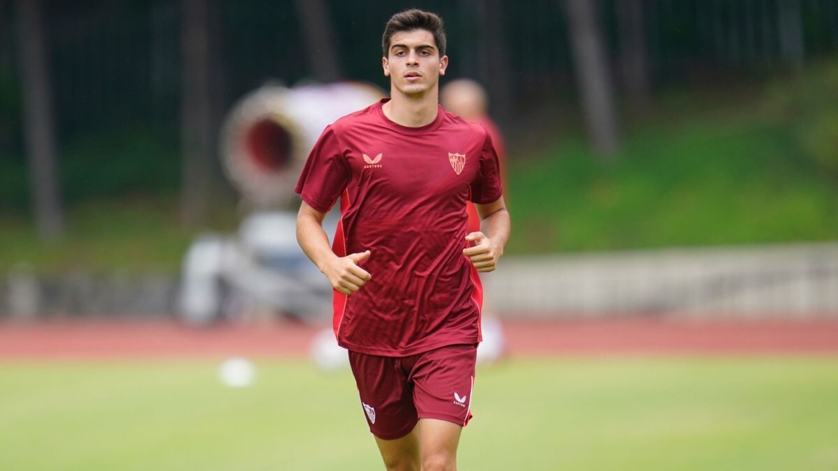Juanlu Sánchez durante un entrenamiento del Sevilla FC