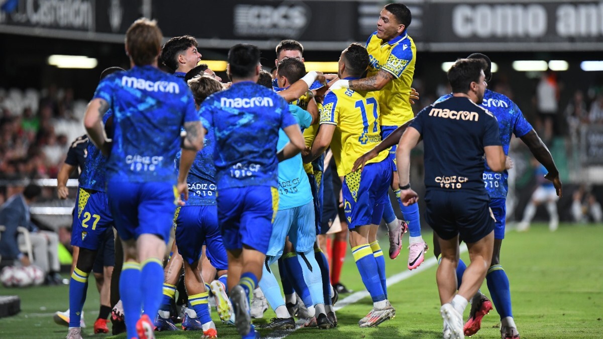Los jugadores del Cádiz CF celebran uno de los tantos anotados ante el CD Castellón | CCF